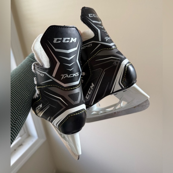 CCM Tacks 9040 Kids Hockey Skates - Picture 4 of 8